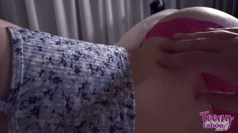 Teenytaboo: Minxx prend un creampie à ses patrons