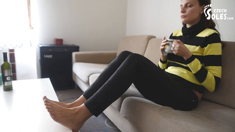 Czech Soles - foot fetish content: Adore mes pieds fatigués
