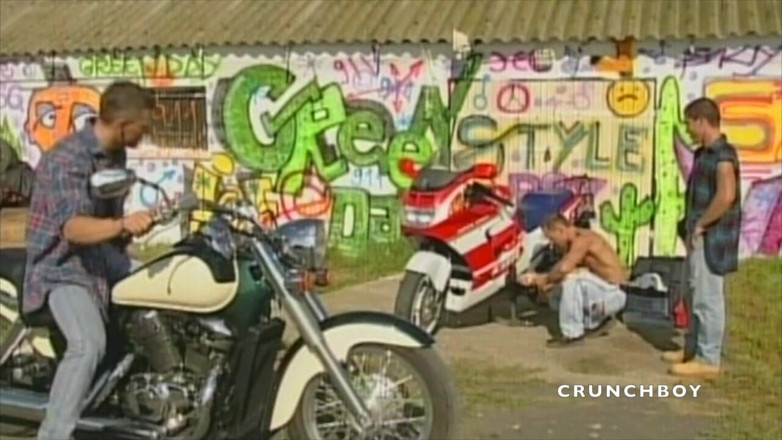 Latino Fucker: Två muskelmotorcyklare knullar i exhib