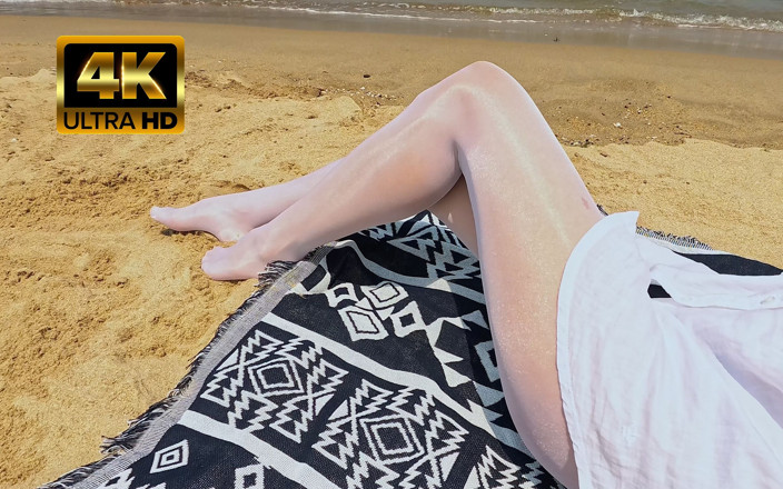Shiny teens: 838 Collant bianchi lucenti sulla spiaggia