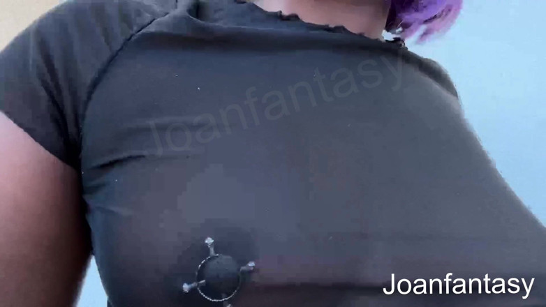 Joanfantasy: Je joue avec mon gode en verre derrière le parking...