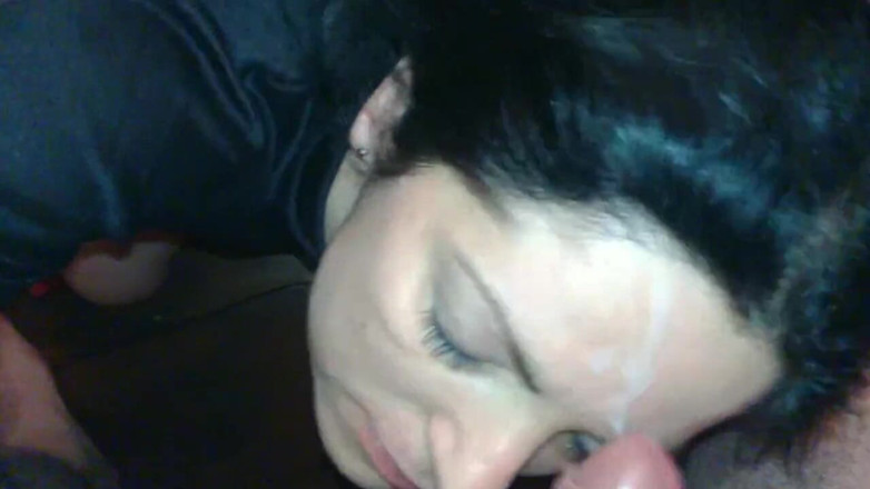 Toilet Mommy: Madura milf madrasta punheta seu pau gordo na testa grande...