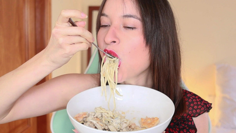 Lissa Brown: Mukbang Spaghetti - Video Mukbang Tersedia