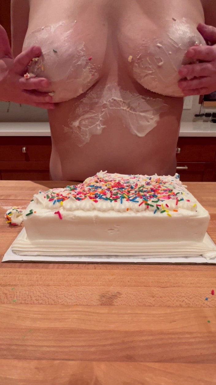 MidnightTease: 継母が大きな胸で誕生日ケーキを台無しにする