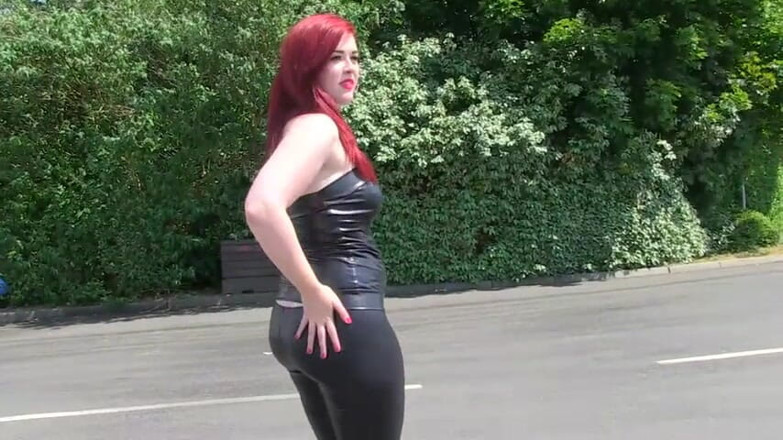 German amateur - 100% German hardcore videos: Руда красуня з великою дупою писяє на відкритому повітрі