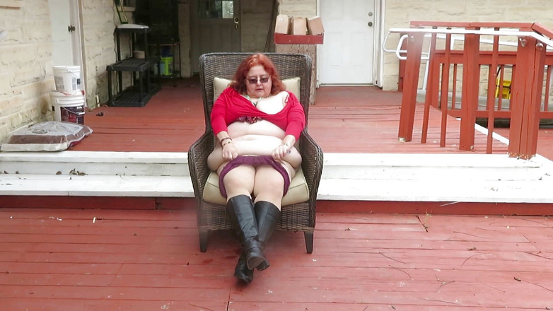 BBW nurse Vicki adventures with friends: 哦，穿着新靴子在我的露台上玩得很开心，摇晃屁股并