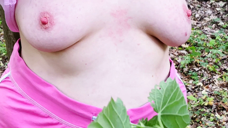 Bouncy Tits Action: Fouette mes seins avec des orties