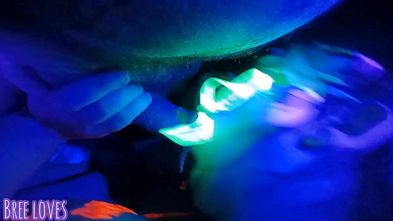 Bree Loves: Une soirée néon se termine par une pipe
