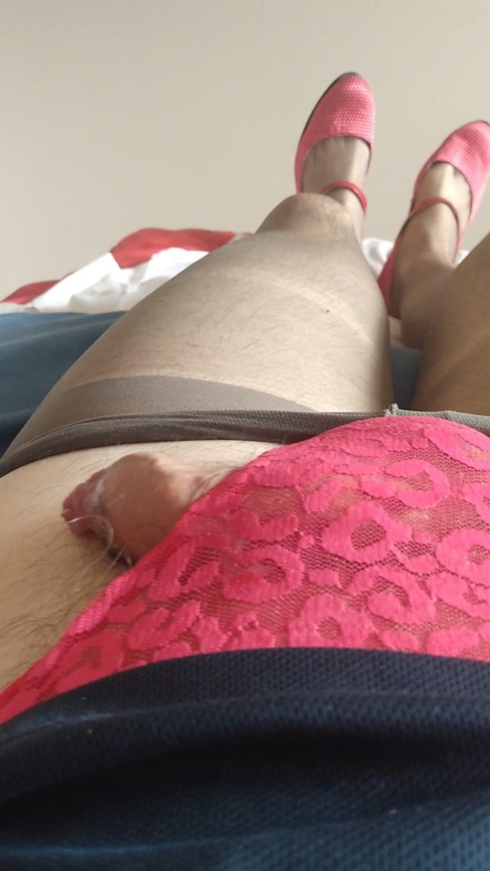 Cindy Belfast: 스타킹과 핑크 힐을 신은 화려한 Sissygasm