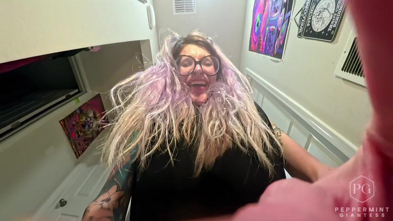 Peppermint Giantess: 6'7 Une belle-mère possède son petit loser pathétique - Géante, humiliation...