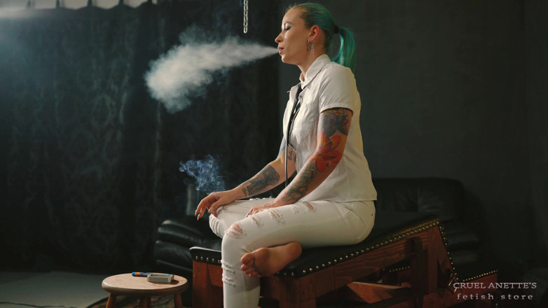 Cruel Anettes fetish world: Fumătoare cu tălpi murdare 4K