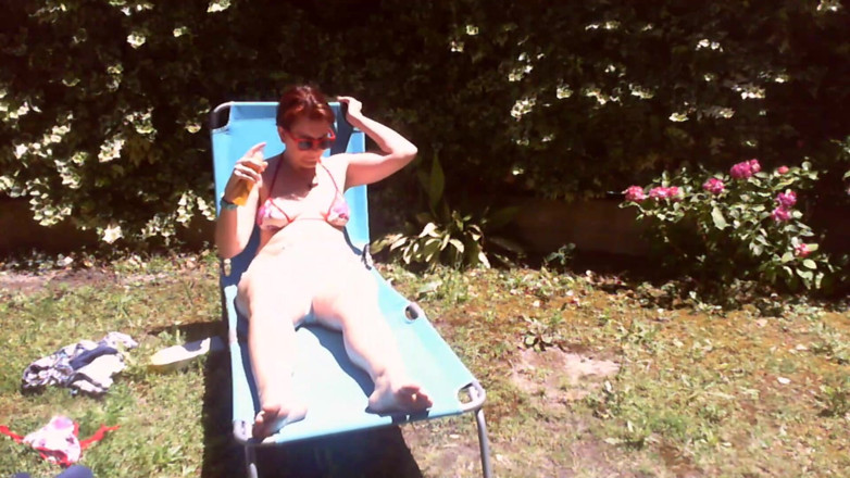 Nicoletta Embassi: Nicoletta se fait bronzer dans un jardin