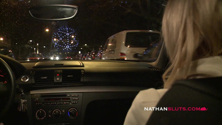 Nathansluts: Stoute Brit Paige Ashley heeft plezier met rondborstige Mandy Dee
