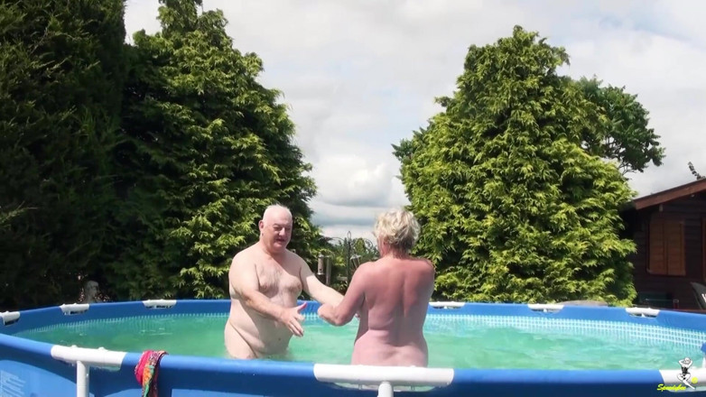 Dirty Doctors Clips: Im pool spielen