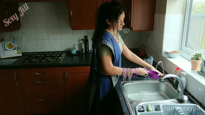 POV_Indian: Joven india en sari es utilizada y tocada por el...