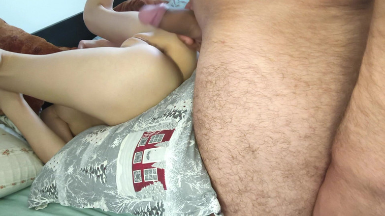 Blondasexy00: Stiefbroer plaagt me en slaat op mijn maagdelijke poesje met...