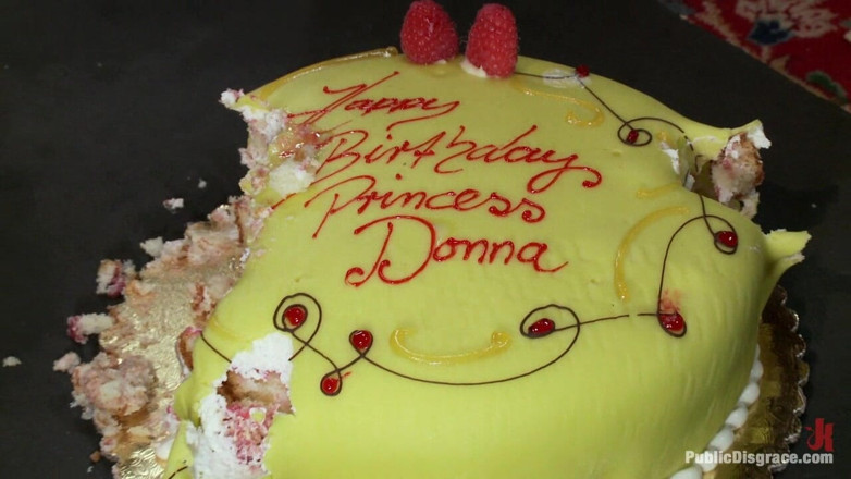 Public Disgrace by Kink: День народження принцеси Донни, частина 2!