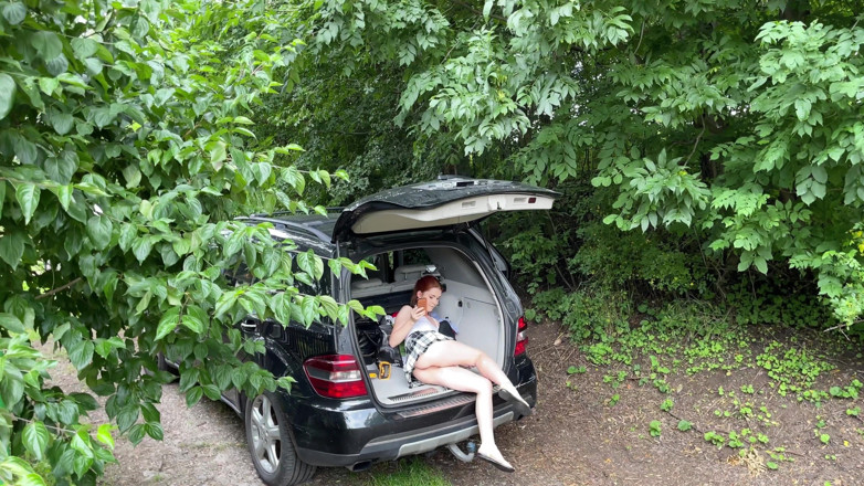 No panties TV: Ruiva gostosa de saia curta carrega um carro