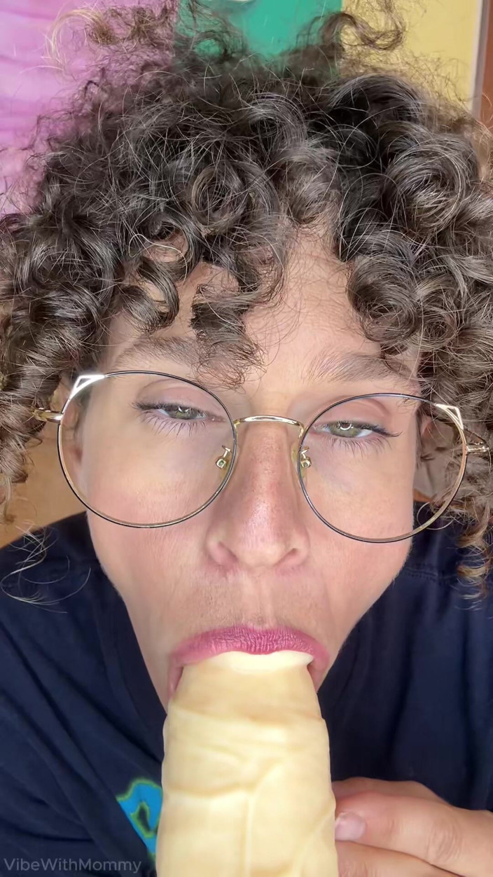 VibeWithMommy: 계모 커피에 정액