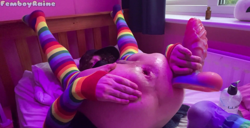 Rainbow Femboy: ¿Cómo les gusta a todos esta nueva iluminación? Realmente hace...