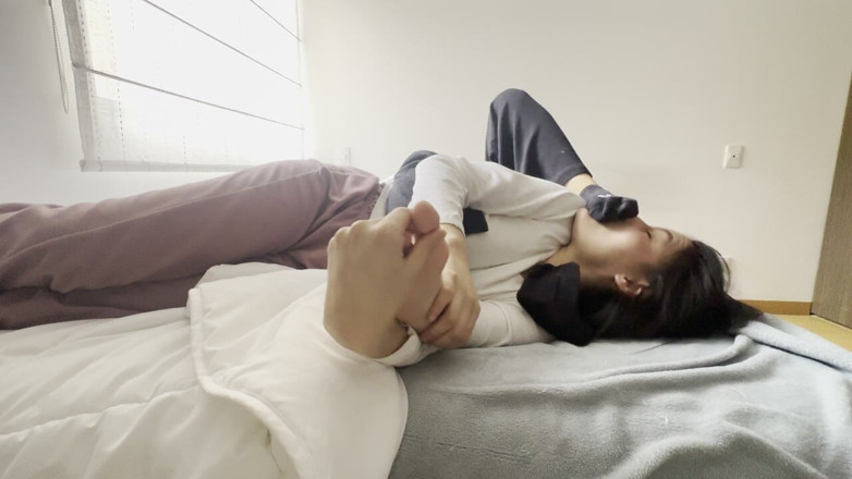 scarlettandc: Les pieds de ma dominatrice m’écrasent, me giflent tellement avec...