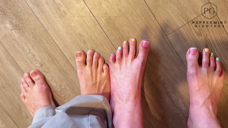 Peppermint Giantess: あなたの小さなサイズ13フィート vs 私のジャイアンテスサイズ16フィート - 足の圧倒