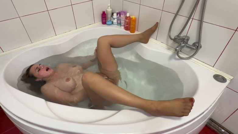 Emeli: Aguanta mi aliento bajo el agua, dedo y chorro en...