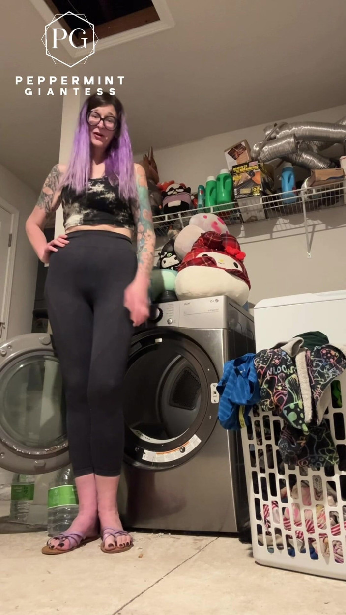 Peppermint Giantess: 6'7 La Gigantessa A piedi nudi domina tutto a casa!...