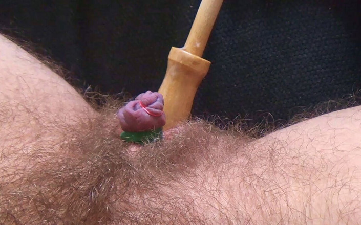 FTM hairy pussy BDSM: Bondage de clito énorme avec des élastiques et une baise avec un...