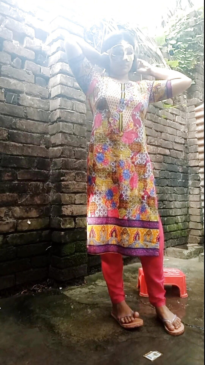 ModernBeauty: खुले बाथरूम में देसी कामुक सेक्सी बहनों का शॉवर दृश्य। वासना भरी लड़की akhi स्नान दृश्य और मूतना