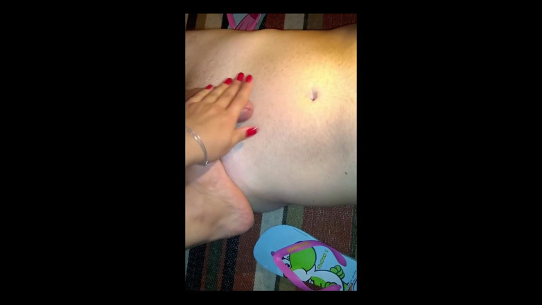 KiffaFeet: Kiffa orgasme sambil meremas kontolnya dan bikin cowok ini memuja...