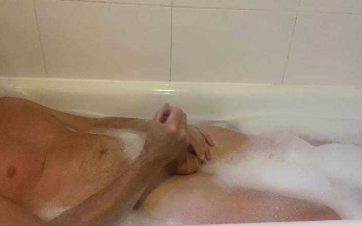 Danny Joe: L’heure du bain, bite bien dure