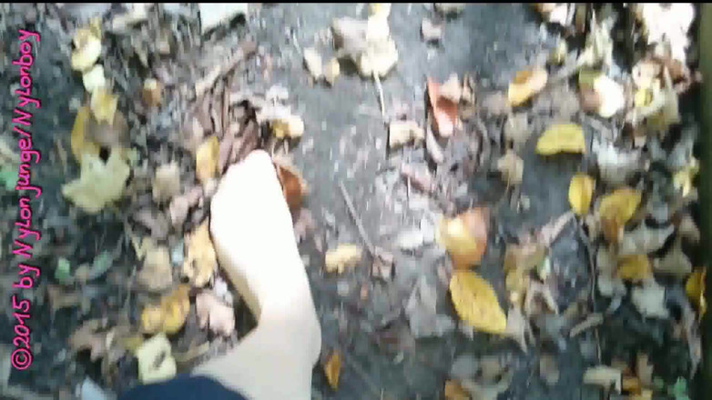 Carmen_Nylonjunge: 森林散步 - 不穿运动鞋的第2部分