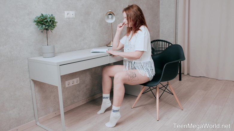 Teen Mega World: 可爱女郎在学习时抚摸阴户
