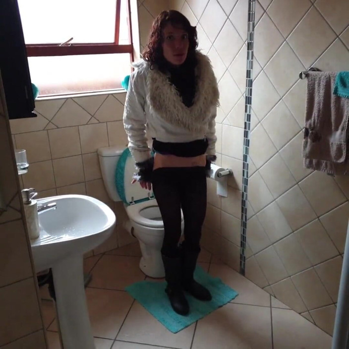 petite-mia: Hubená děvka chčije s nohama dokořán na záchodě pro vaše...