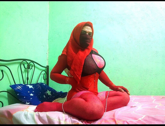 HijabRubberSexDoll: Elisya Arab Hidżab Niqab Bielizna Gorset masturbuje się i tryska...