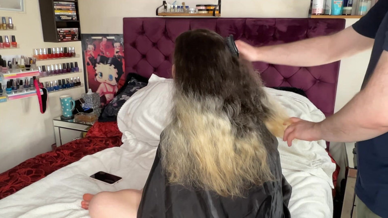 MissFFW: FFW se fait rafraichir sa sous-coupe avec un rasage à clipper