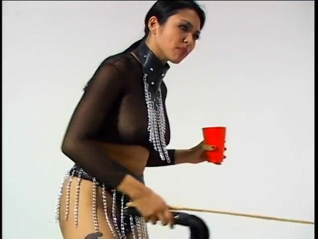 Asian Girls Entertainment: Asyalı dominatrix evcil hayvanını kullanıyor