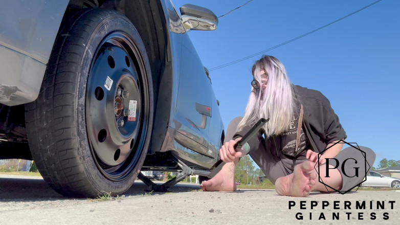 Peppermint Giantess: Une déesse amazone de 67 ans change de pneu - gros pieds...
