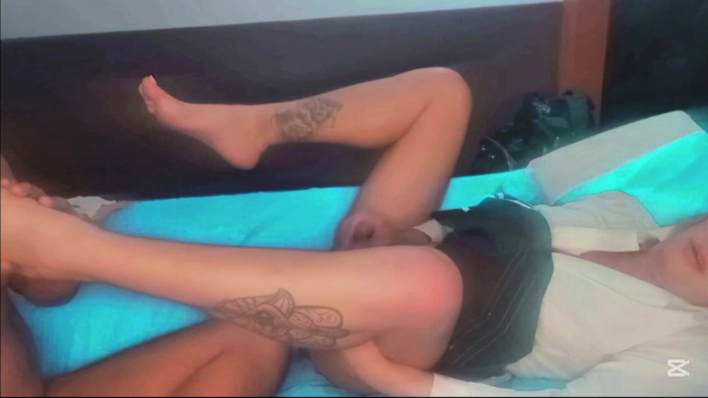 Ladyboy69: 私の美しい20歳のトランスジェンダーの友人が、好奇心強い異性愛者の義理の兄弟を支配している