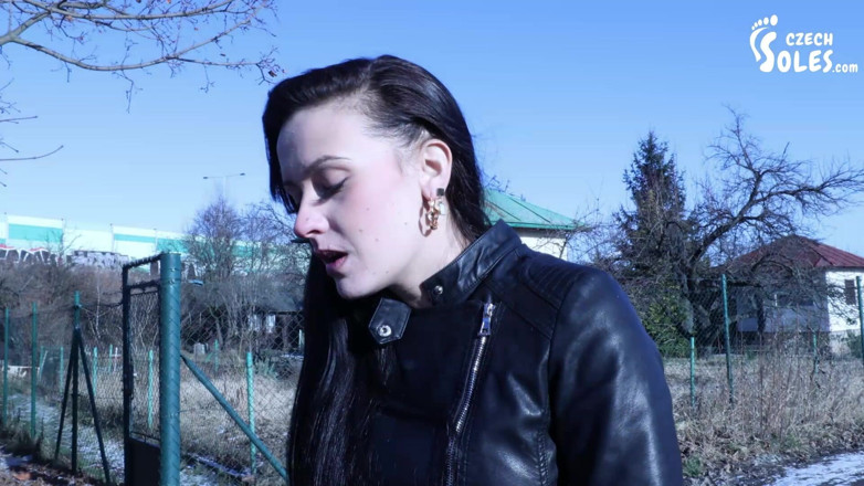 Czech Soles - foot fetish content: Громадський раб, який прибирає черевики, заробляє його зарплату