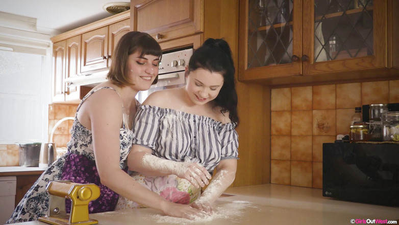 Girls Out West: Prsatá chlupatá lesbička Luci Q a křivky kočička Astrid Love šukají...