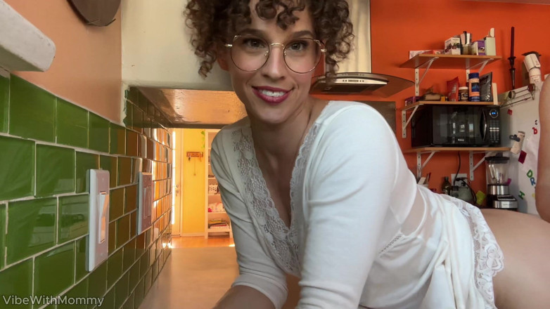 VibeWithMommy: Geile vlogger-stiefmutter fickt college-typen