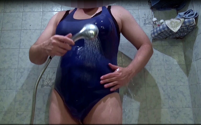 Tobi00815: Coppa e-tette finte: bagnare il costume da bagno blu con...