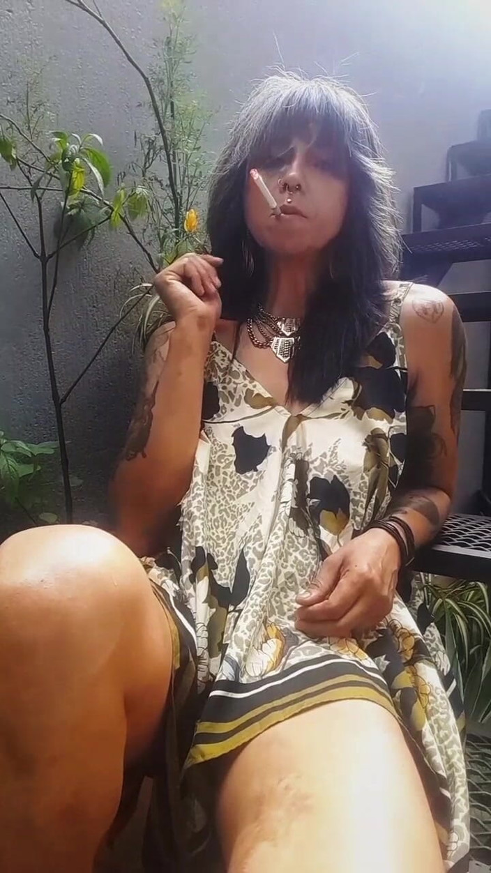 Casia Castro: Provocación de humo al aire libre - mírame jugar al sol