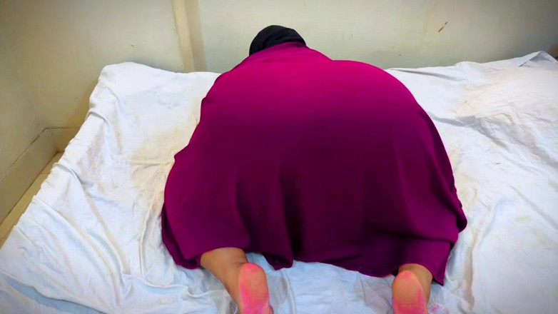 Your Boy's Cum: Chica árabe en hijab inserta juguete en gordito gran culo, placer