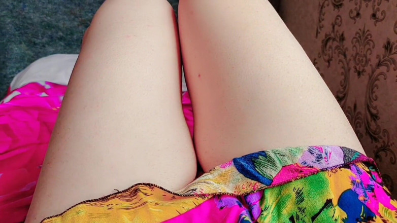 Kitty_Cross: Waria imut lagi asik masturbasi pakai paha putihnya yang mulus