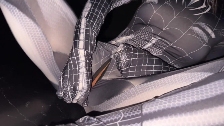 Anna Cherry: Spider-girl Sauvera Votre Journée Avec Sa Chatte Juteuse !