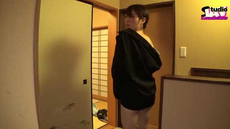 Studio JAV Launcher: Viagem à traição fumegante. Mulher casada desliza em Hot Springs Mist,...