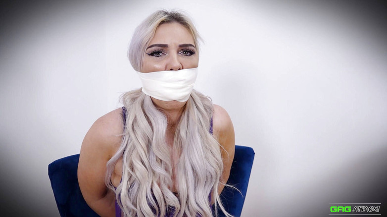 Gag Attack: Roxee - microfoam-tape mond gesnoerd